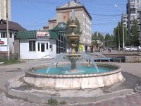 Владельцы кафе «Ермак» супруги Азизовы просят жителей не мусорить на территории фонтана.