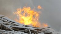  На территории бывшего «Тирского леспромхоза» продолжают гореть отходы лесопиления.