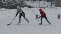 На улице Щорса работает каток. Каждый день на лёд приходят мальчишки и девчонки.