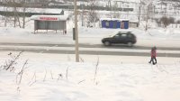 В районе остановки «Молодёжная» прошёл грейдер, на обочинах дороги образовались снежные валы. 
