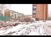 В микрорайоне Кирова, неподалёку, где строится новый сквер, выкопали траншею