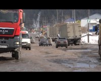 Дорога в направлении посёлка Мостоотряд после зимы совсем пришла в негодность