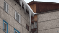 С приходом весны появляется и угроза срыва снежных шапок и льда с крыш жилых домов